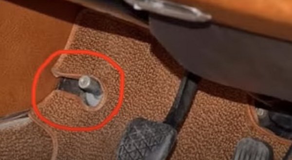 Връщайки се малко назад във времето имаше период, когато много автомобили притежаваха бутон на пода от лявата страна на водача. Този бутон служи за превключване на къси и дълги светлини на фаровете.